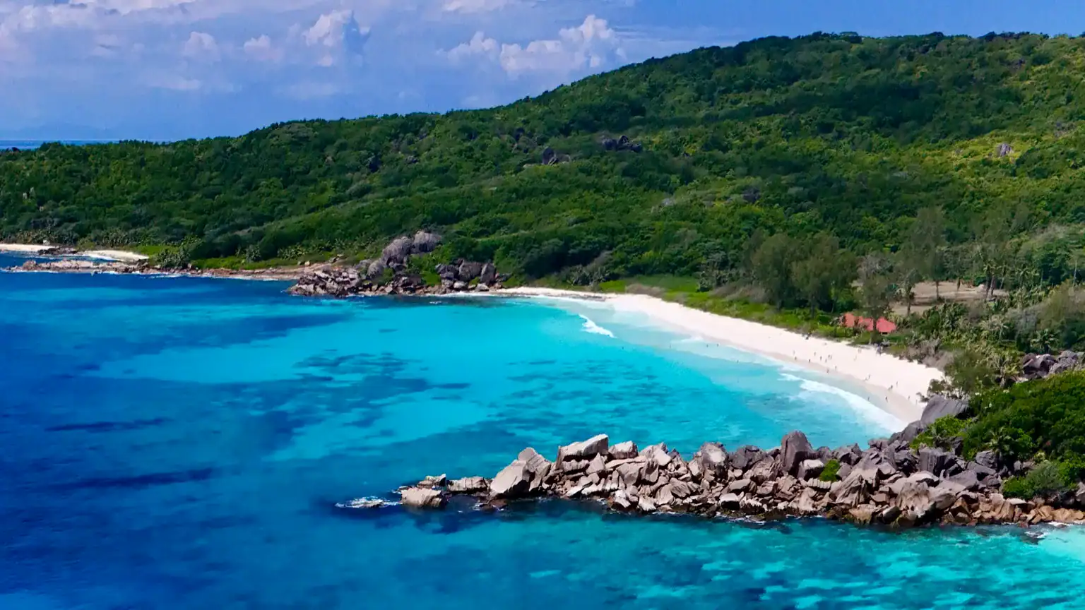 Coastal trail linking Grande Anse, Petite Anse, Anse Cocos and Anse Caiman / sentier côtier entre plages sauvages