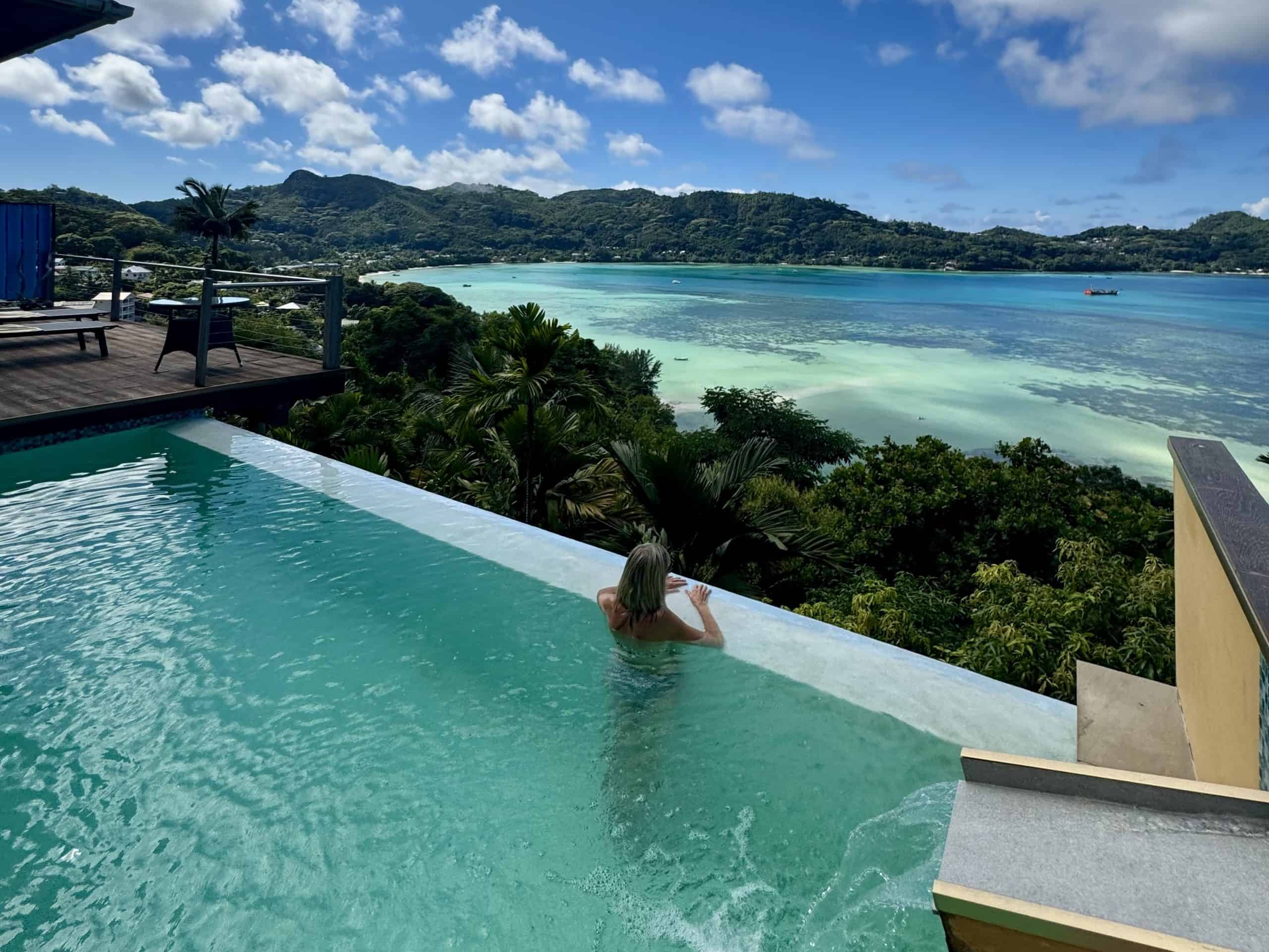 Villa Kiki — piscine à débordement et vue océan