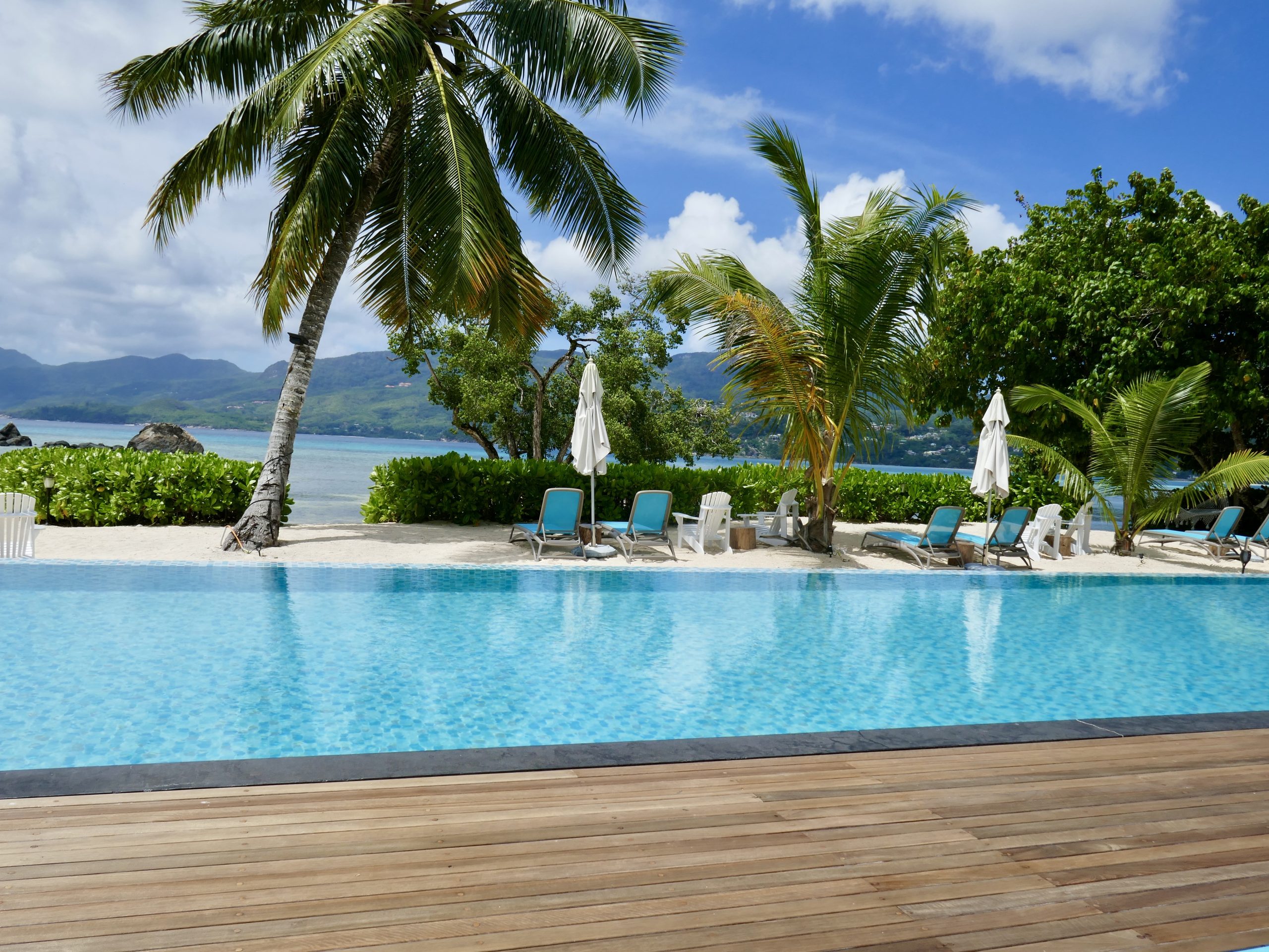 Pineapple — piscine à débordement face mer