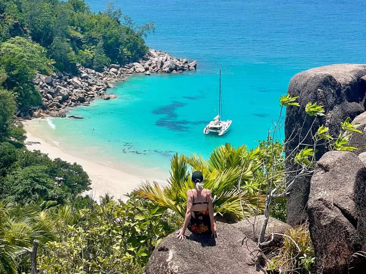 EN: Anse Georgette, Praslin — pristine crescent of soft white sand and glassy turquoise water (access via Constance Lemuria, prior authorization) | FR : Anse Georgette, Praslin — croissant immaculé de sable blanc et eau turquoise limpide (accès via Constance Lemuria, autorisation préalable)