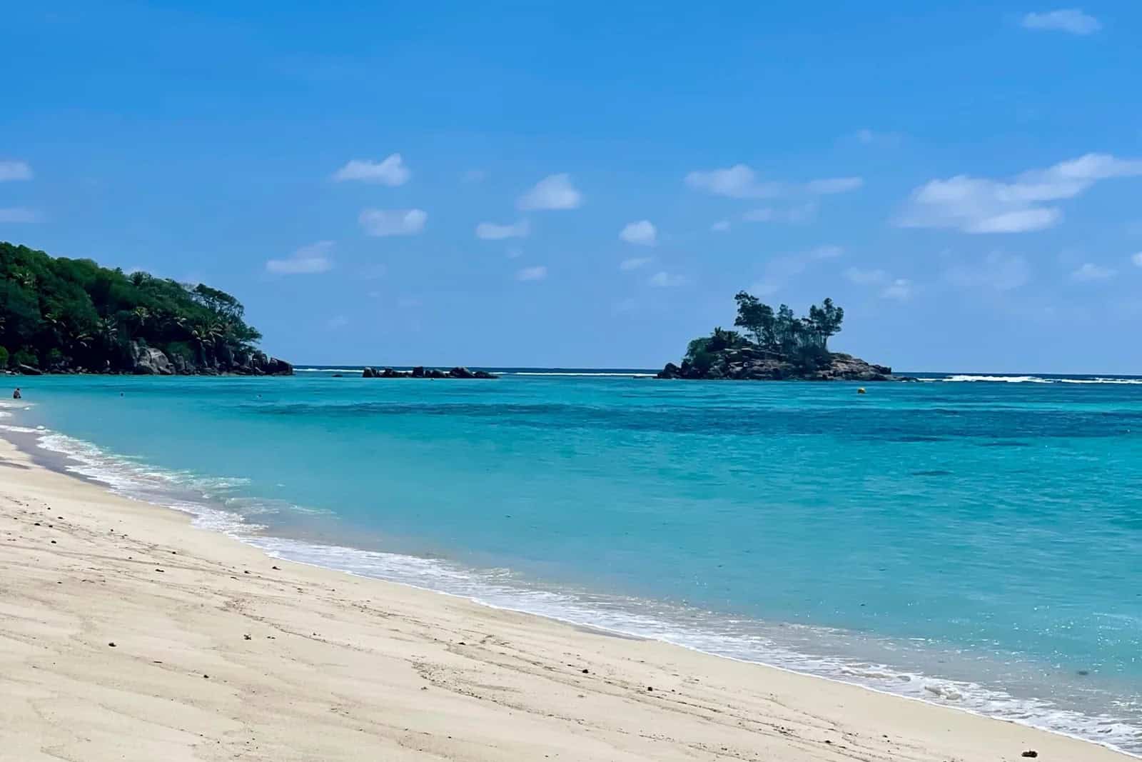 EN: Anse Royale 'Fairyland', Mahé — long sheltered turquoise bay with shallow calm areas | FR : Anse Royale « Fairyland », Mahé — longue baie turquoise abritée avec zones calmes et peu profondes