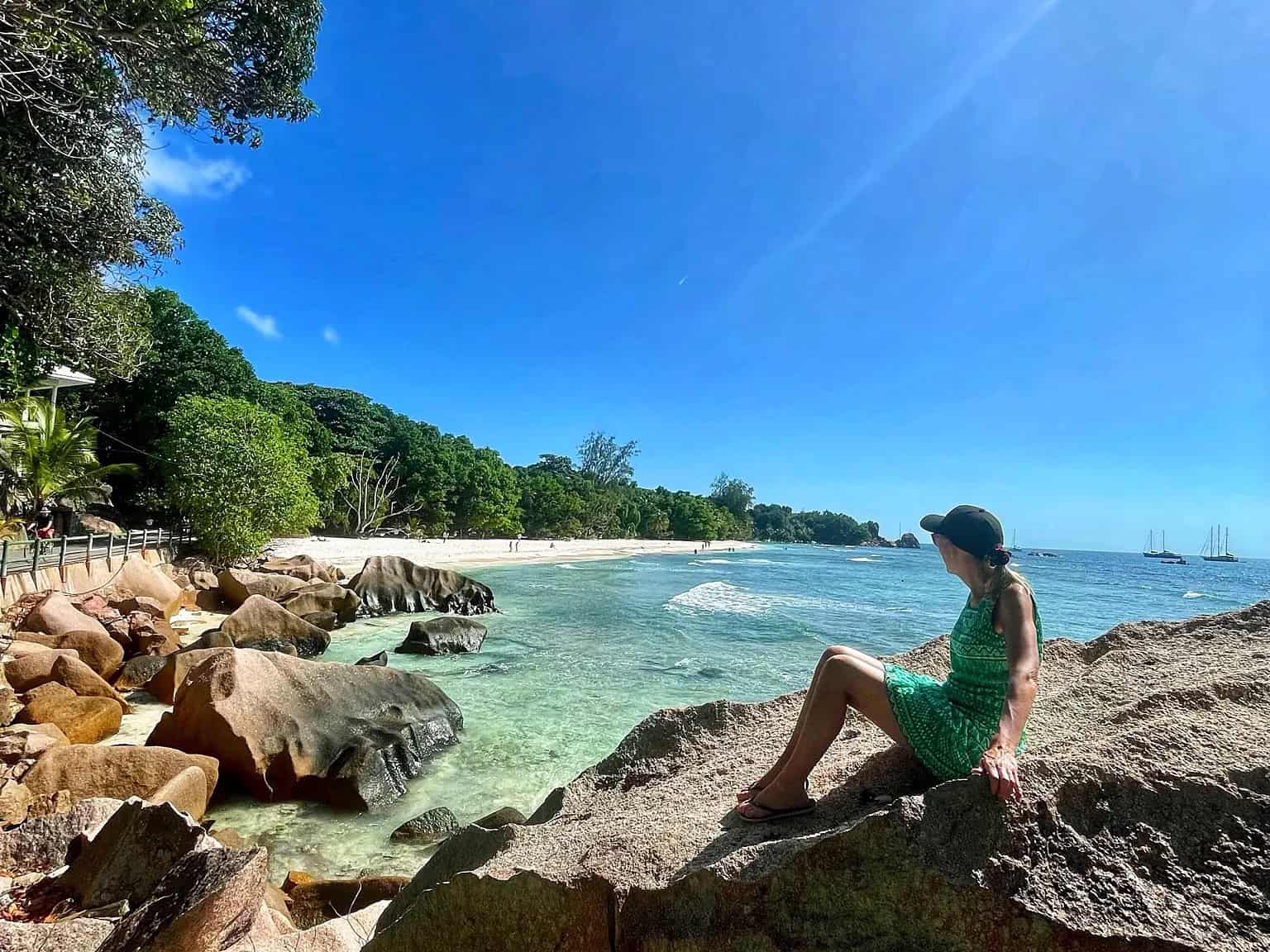 EN: Anse Sévère, La Digue — easy-access northern beach with palms, natural shade and calm turquoise shallows | FR : Anse Sévère, La Digue — plage du nord d’accès facile avec palmiers, ombre naturelle et eau turquoise peu profonde