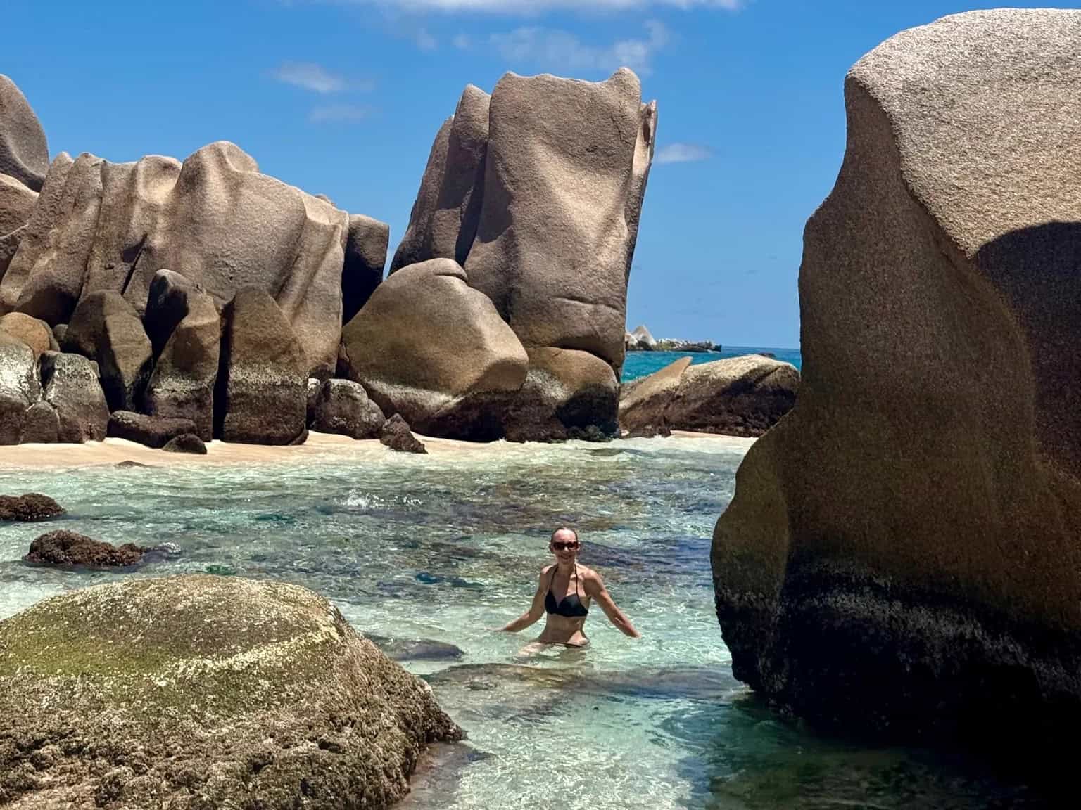 EN: Anse Marron, La Digue — natural granite pools at the island’s south, reached on a guided hike | FR : Anse Marron, La Digue — bassins naturels parmi les rochers au sud de l’île, accès en randonnée guidée