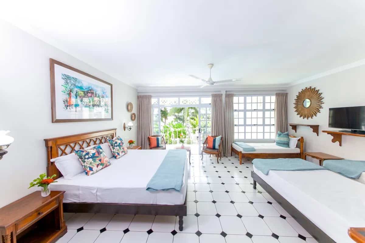 Pool & garden by the beach / Piscine & jardin au bord de la plage
