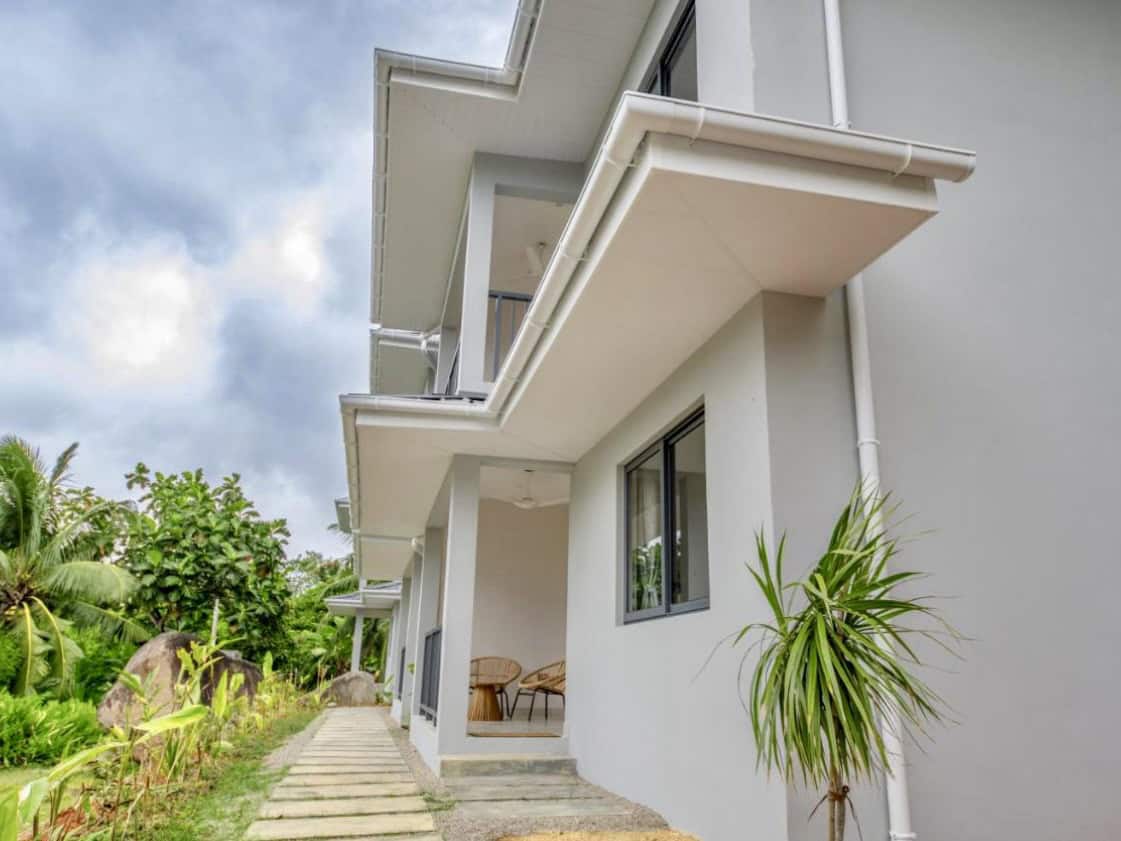 Modern maison avec balcons et jardin tropical aux Seychelles.