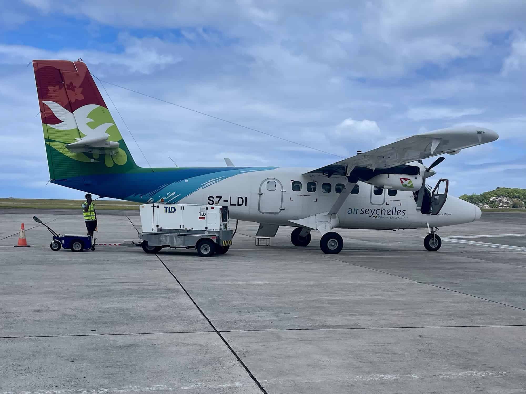 Domestic flights Air Seychelles entre Mahé et Praslin, petit avion Twin Otter au décollage.