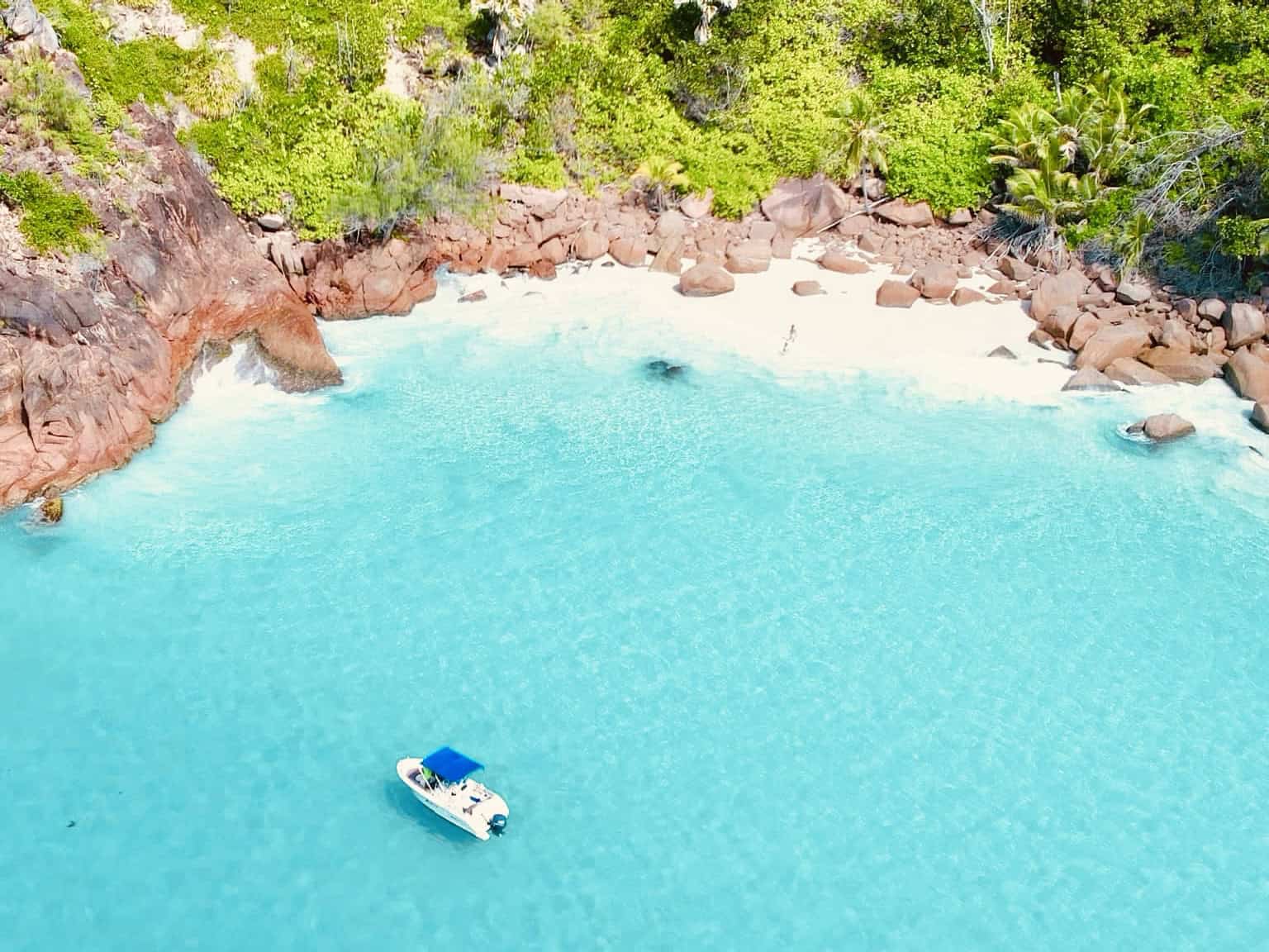 Crique turquoise aux Seychelles vue du ciel